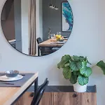 Cohost I Trendy Apt W- Balcony & Garage Parking