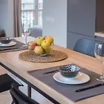 Cohost I Trendy Apt W- Balcony & Garage Parking Apartament