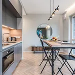 Cohost I Trendy Apt W- Balcony & Garage Parking *