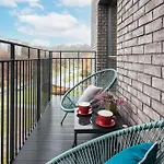 Cohost I Trendy Apt W- Balcony & Garage Parking Apartament *