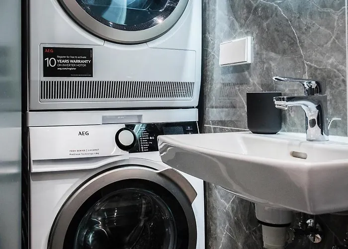 Cohost I Trendy Apt W- Balcony & Garage Parking Apartment *