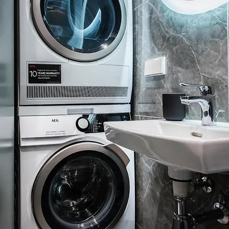 Cohost I Trendy Apt W- Balcony & Garage Parking 公寓 *