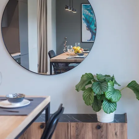 Cohost I Trendy Apt W- Balcony & Garage Parking