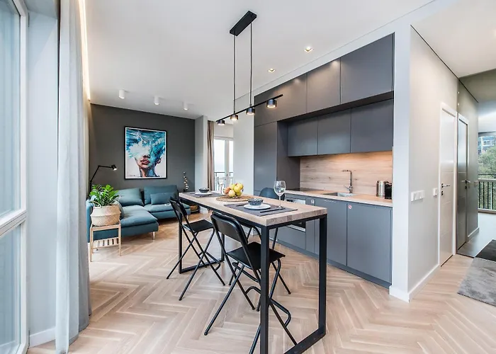 Cohost I Trendy Apt W- Balcony & Garage Parking דירה וילנה