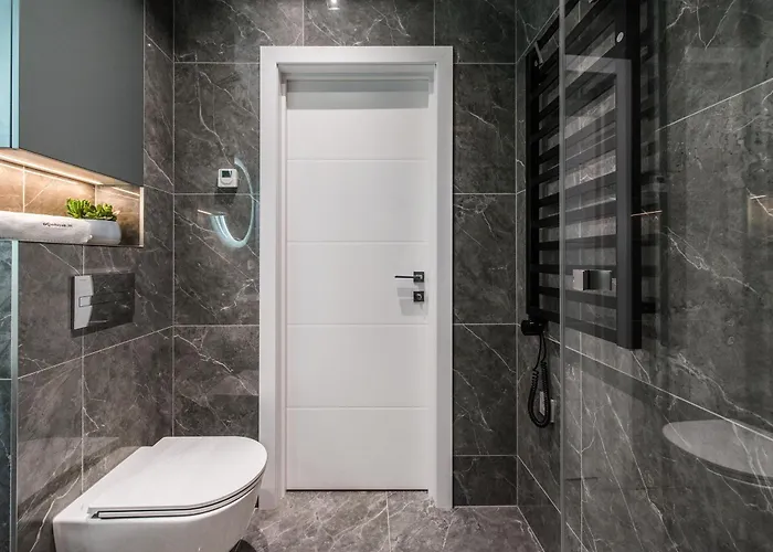 Cohost I Trendy Apt W- Balcony & Garage Parking דירה