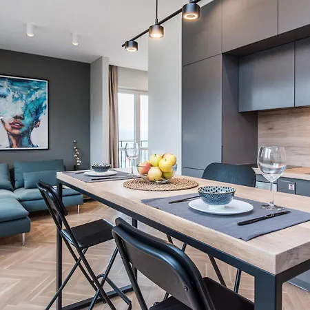 Cohost I Trendy Apt W- Balcony & Garage Parking 아파트 *