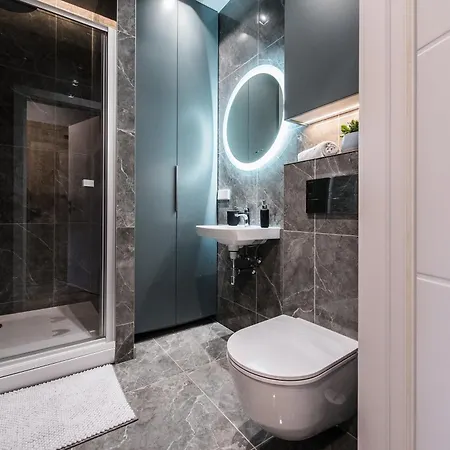 Cohost I Trendy Apt W- Balcony & Garage Parking 아파트 *