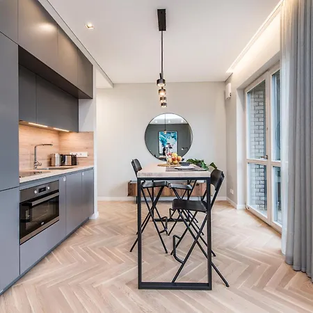 Cohost I Trendy Apt W- Balcony & Garage Parking 빌뉴스