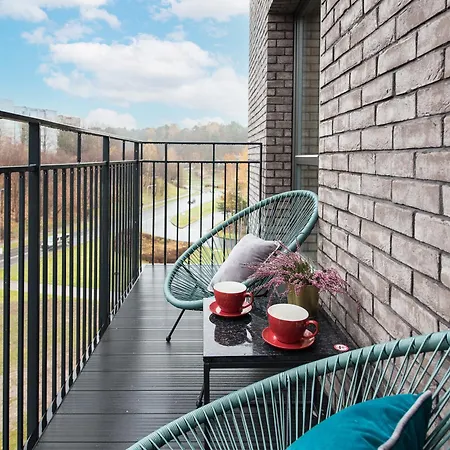 Cohost I Trendy Apt W- Balcony & Garage Parking 아파트 *