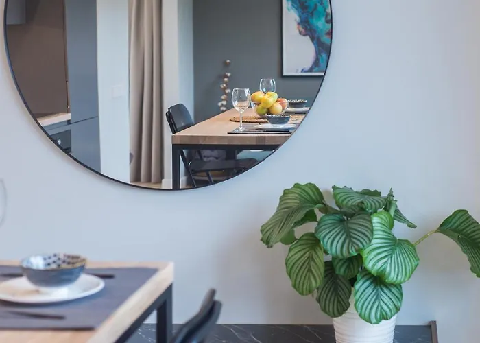 Cohost I Trendy Apt W- Balcony & Garage Parking